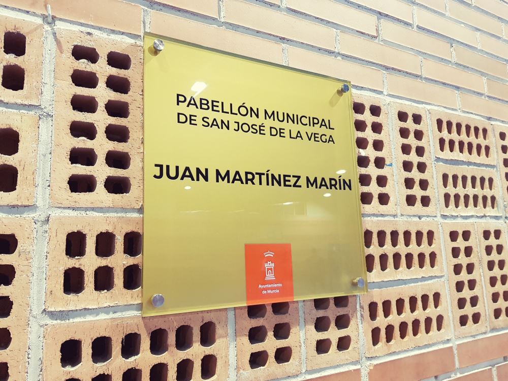 Placa que da nombre al pabellón